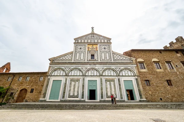 Перед церквою San Мініато Al Monte розташований у Флоренції, тосканському — стокове фото