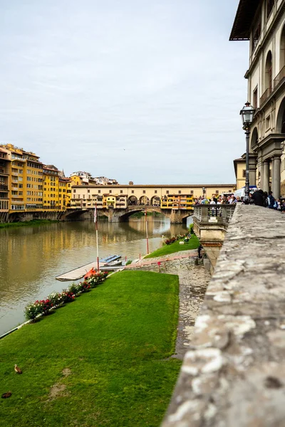 Ponte Vecchio -köprü- Floransa'da bulunan Arno nehri üzerinde — Stok fotoğraf