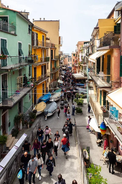 Manarola Italia Abril 2019 Calle Central Manarola Village Llena Turistas — Foto de Stock