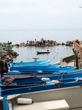 Riomaggiore, İtalya - 21 Nisan 2019 Balıkçı tekneleri