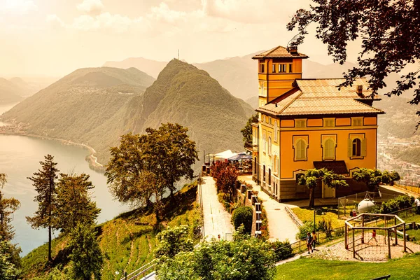 Vista estiva del ristorante Vetta sul Lago di Lugano a Mont Bre Svizzera — Foto Stock