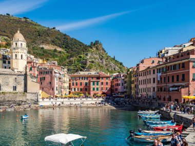 Frontal view of the main square and port of the town of Vernazza