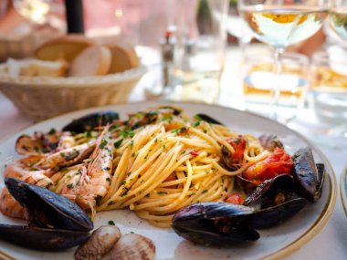 Spagetti allo scoglio veya spagetti deniz ürünleri ile bir whi servis