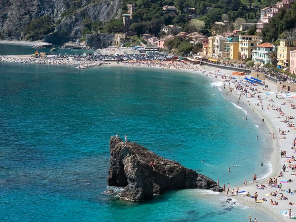 Plážové pobřeží Monterosso al Mare v oblasti Cinque Terre — Stock fotografie