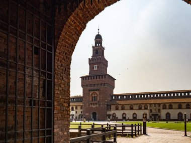 Sforza Kalesi (Castello Sforzesco) saat kulesi barlar ile avlu kapıdan bakıldığında