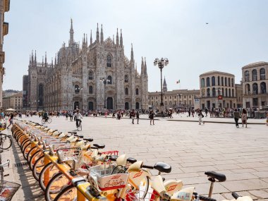 İnsanlar (turistler) Piazza del Duomo bir yaz sabahı yürümek ve bisiklete binmek