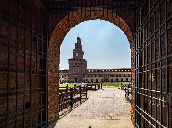 Sforza Castle (Castello Sforzesco) klokkentoren gezien vanaf binnenplaats poort met bars — Stockfoto