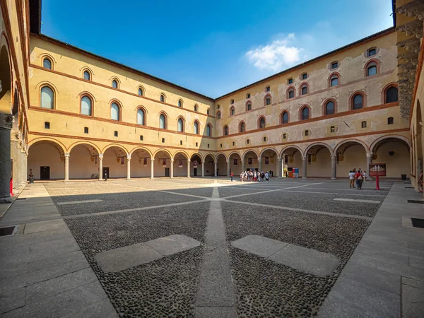 Sforza castle (castello sforzesco) Innenhof, bekannt als Rocchetta mit wenigen Touristen — Stockfoto