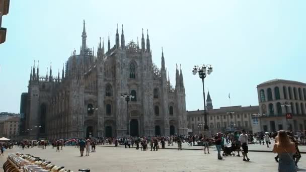 Duomo Milan Avec Des Passants Dans Une Matinée Été Tir — Video