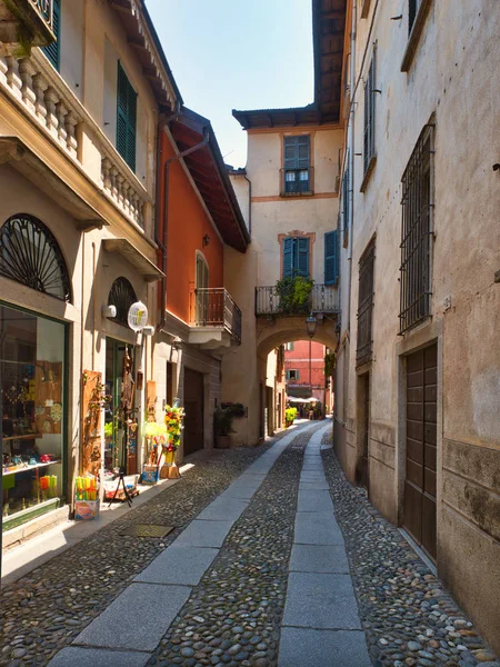 Calle estrecha y empedrada con tiendas en el pueblo de Orta San Giu — Foto de Stock