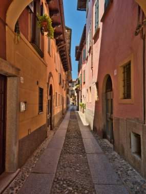 Orta San Giulio ital köyünün dar ve arnavut kaldırımlı sokak