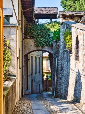Üzerinde San Giulio Adası'nda via ve taş duvarlar ile ıssız sokak