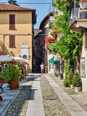 Turistler La köyü Orta San Giulio sokaklarında dolaşmak