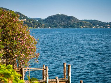 İtalya'da Orta Gölü'ne erişimi olan ahşap iskele 