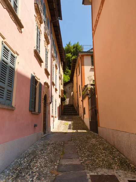 Calle estrecha y empedrada del pueblo de Orta San Giulio ital — Foto de Stock