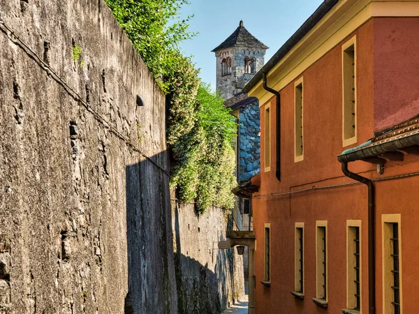 Calle desolada con paredes de vía y piedra en el San GIulio Islan — Foto de Stock