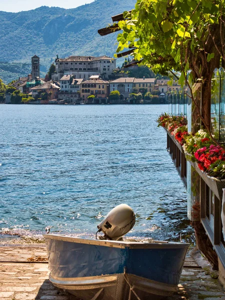 Barco a motor en la costa del lago Orta con la isla de San Giuli — Foto de Stock