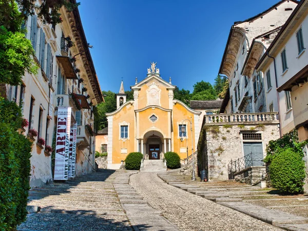 Kościół Santa Maria Assunta w miejscowości Orta San Giulio we Włoszech nad jeziorem — Zdjęcie stockowe