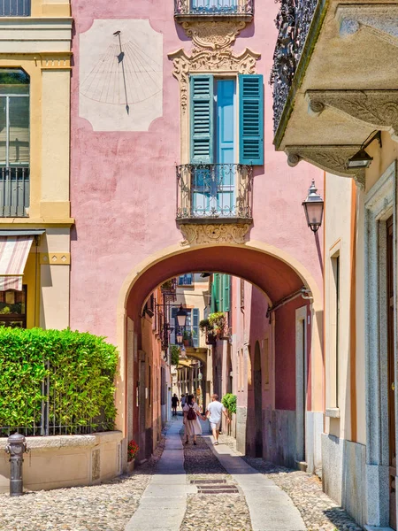 Via Giovanetti calle en Orta San Giulio ciudad en el lago Orta — Foto de Stock