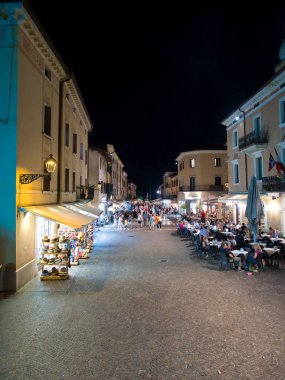 Bir su sırasında Bardolino köyünde Piazza Giacomo Matteotti