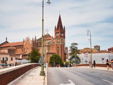 Verona'daki Roma Katolik kiliselerinden biri olan San Fermo Kilisesi, Verona'daki Ponte Navi'den görüntülendi