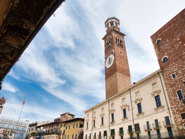 Lamberti Kulesi ve gün boyunca aşağıdan görülen ilgili saat