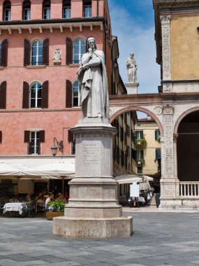 Piazza Dei Signori bulunan yazar Dante heykeli