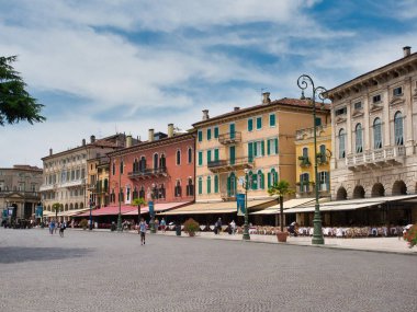 Verona Arena'nın önünde yer alan yerel işletmeler ve restoranlar