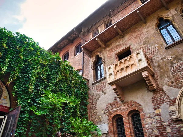 Balkon von Julias Haus in Verona vom Innenhof aus gesehen. — Stockfoto