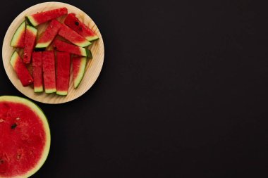Karpuz ikiye kesilmiş ve siyah arka plan w izole dilimler