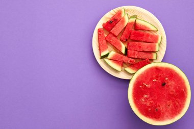 Karpuz ikiye kesilmiş ve menekşe heliotrop b izole dilimler