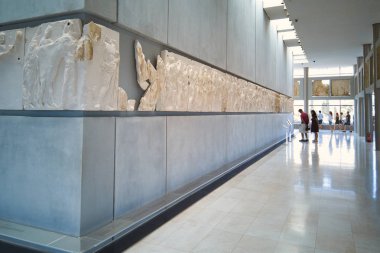 Atina'daki Akropolis müzesinin geniş koridoru