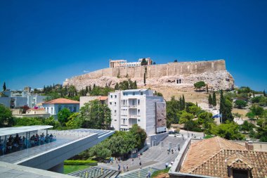 Akropolis, Atina'nın yeni Akropolü'nü gün geçtigmavi ve berrak bir gökyüzüne karşı görüntüledi.