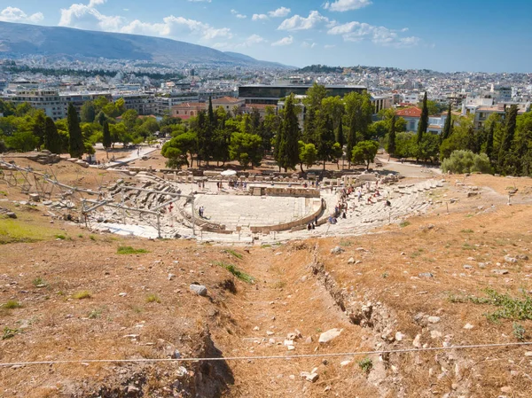 아테네 의 디오니수스 극장 유적, 뒤쪽에 새로운 아크로폴리스 박물관이 있습니다. — 스톡 사진