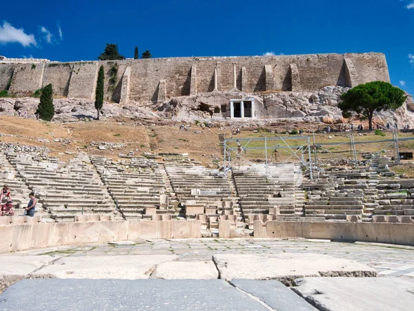 Ruínas do Teatro Dionísio no centro de Atenas contra o céu azul claro — Fotografia de Stock