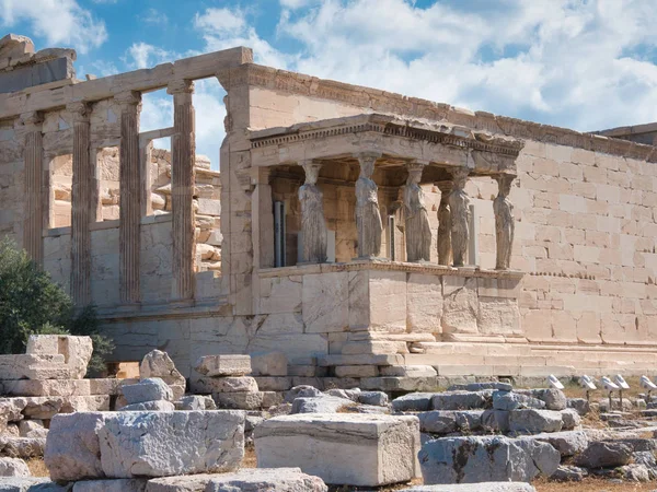 Ancient Erechtheion caryatids i Akropolis på solig dag — Stockfoto