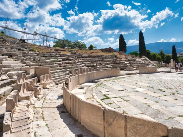 Assentos de mármore nas ruínas do Teatro Dionísio no centro de Atenas — Fotografia de Stock