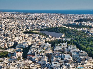 Parlak güneş ışığı altında Panathenaic Stadyumu ile Cityscape