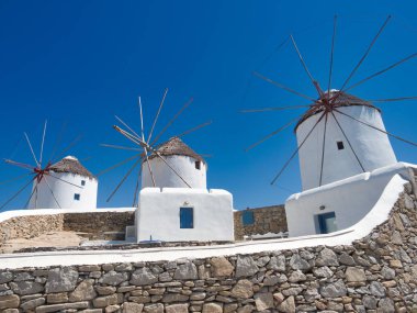 Kasaba caddesindeki eski yel değirmenleri