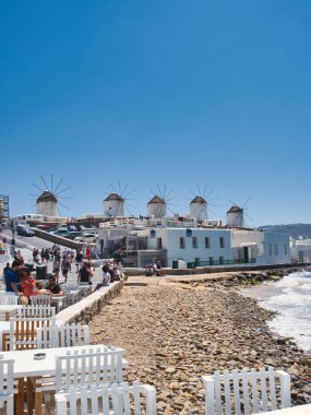 Yel değirmenleri yakınındaki sahilde turistler