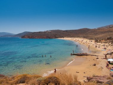 Mavi su ile pastoral kumlu plaj