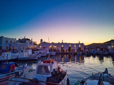 Şafakta limanda demirli tekneler