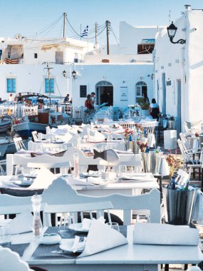 Limanda tekneler ile tipik Yunan taverna