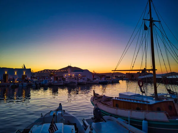 Moored boats in harbor at dawn — Stock Photo, Image