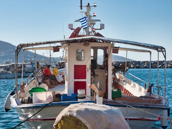 Barco de pesca en agua de mar por litoral — Foto de Stock