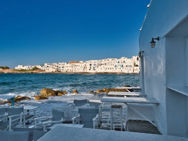 Deniz kıyısında su ile açık hava kafe