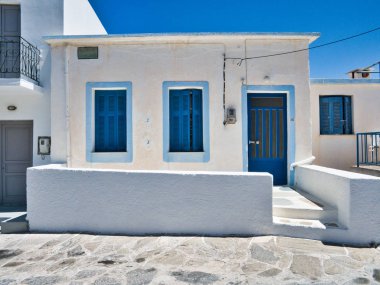 Eski asfalt sokakta beyaz taş bina