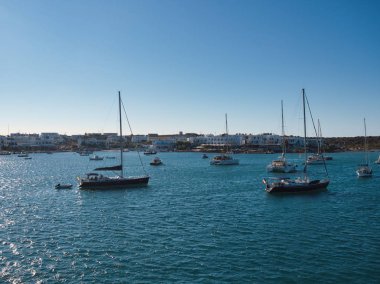 Yelkenli lerle Yunan limanının pitoresk manzarası