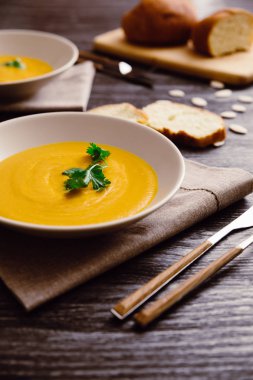 Kabak çorbası ekmek ve maydanoz ile bir kapta servis