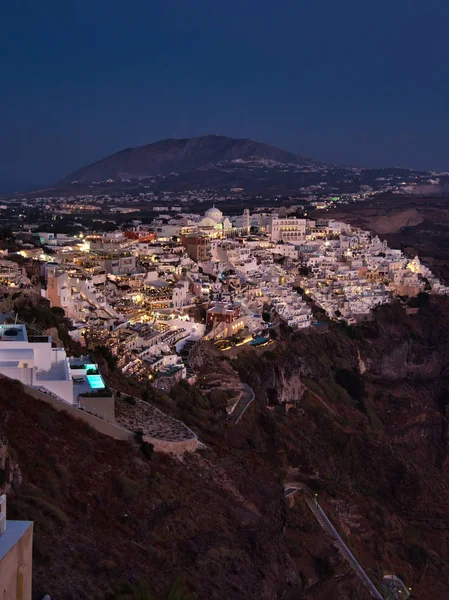Pintoresca vista de la ciudad iluminada sobre roca — Foto de Stock